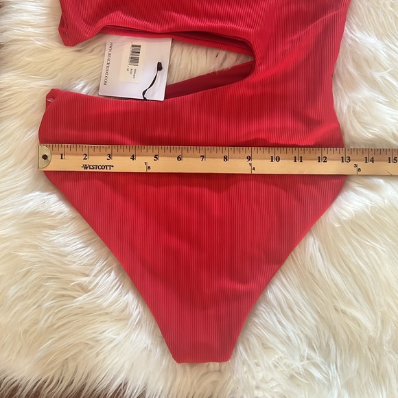 NWOT Beach Riot Celine One Piece Red Medium
SIZE M - Picture 5 of 10